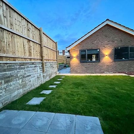 Modern Bungalow In Good Location Aberdulais Exterior photo