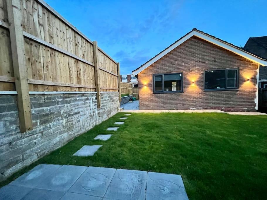 Modern Bungalow In Good Location Aberdulais Exterior photo